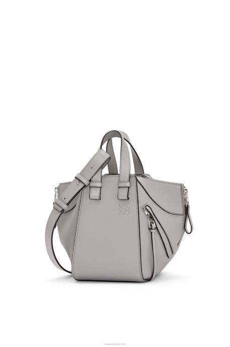 Loewe mujer bolso hamaca compacto de suave piel de becerro graneada LP64342 Perla gris