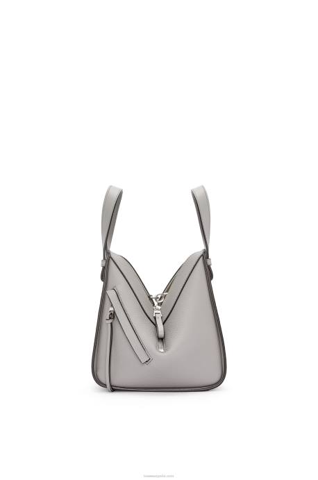 Loewe mujer bolso hamaca compacto de suave piel de becerro graneada LP64342 Perla gris