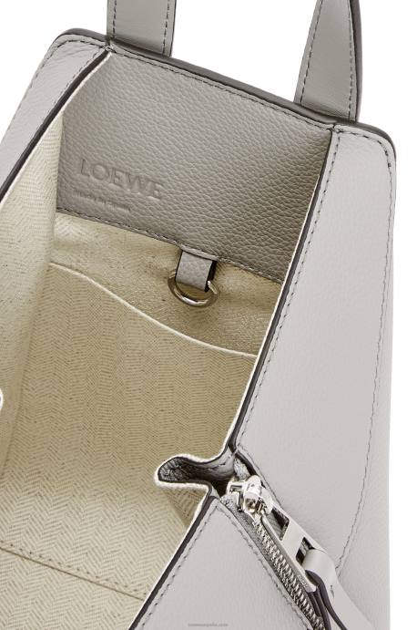 Loewe mujer bolso hamaca compacto de suave piel de becerro graneada LP64342 Perla gris