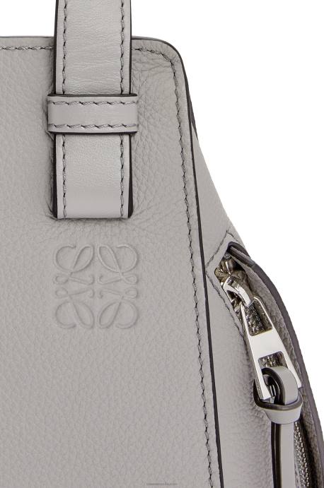 Loewe mujer bolso hamaca compacto de suave piel de becerro graneada LP64342 Perla gris