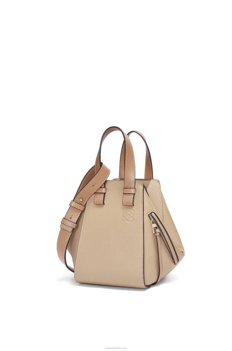 Loewe mujer bolso hamaca compacto de suave piel de becerro graneada LP64344 arena