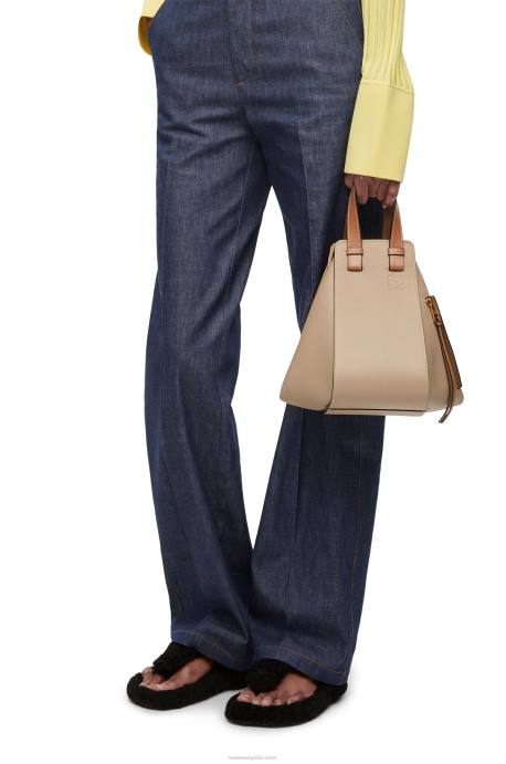 Loewe mujer bolso hamaca compacto de suave piel de becerro graneada LP64344 arena