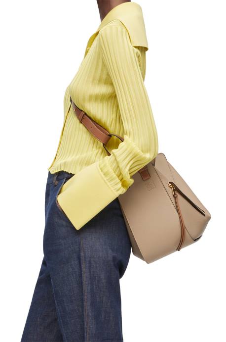 Loewe mujer bolso hamaca compacto de suave piel de becerro graneada LP64344 arena
