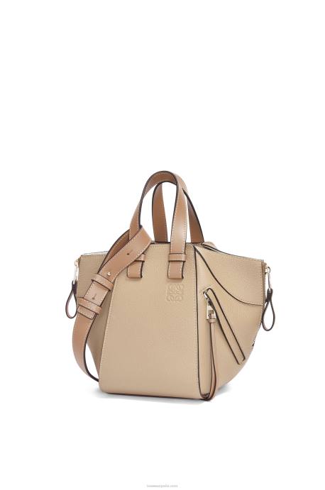 Loewe mujer bolso hamaca compacto de suave piel de becerro graneada LP64344 arena