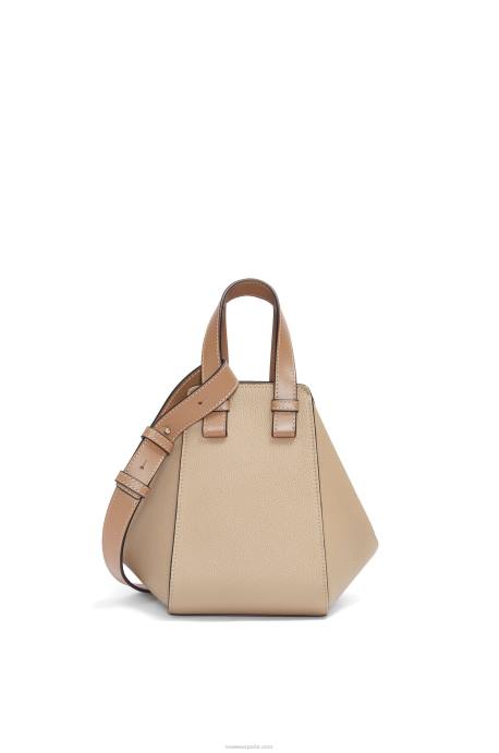 Loewe mujer bolso hamaca compacto de suave piel de becerro graneada LP64344 arena