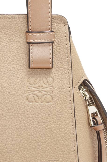 Loewe mujer bolso hamaca compacto de suave piel de becerro graneada LP64344 arena