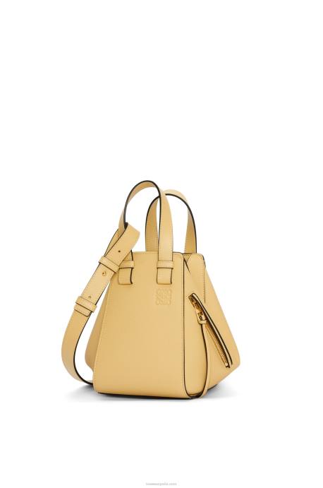 Loewe mujer bolso hamaca compacto de suave piel de becerro graneada LP64405 mantequilla oscura