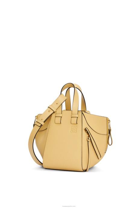 Loewe mujer bolso hamaca compacto de suave piel de becerro graneada LP64405 mantequilla oscura