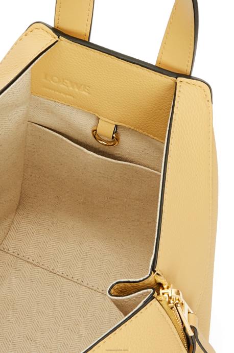 Loewe mujer bolso hamaca compacto de suave piel de becerro graneada LP64405 mantequilla oscura