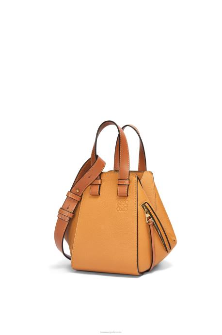Loewe mujer bolso hamaca compacto de suave piel de becerro graneada LP64407 caramelo ligero