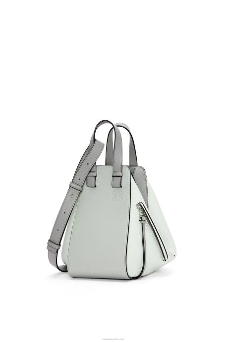 Loewe mujer bolso hamaca pequeño de piel de becerro clásica LP64433 gris ceniza/celadón claro