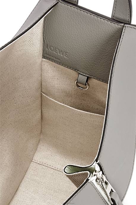 Loewe mujer bolso hamaca pequeño de piel de becerro clásica LP64433 gris ceniza/celadón claro