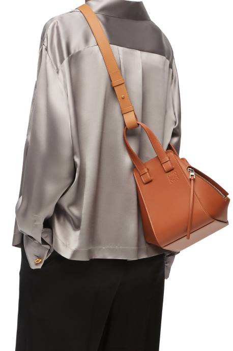 Loewe mujer bolso hamaca pequeño de piel de becerro clásica LP64469 broncearse