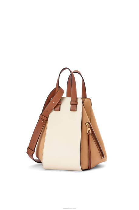 Loewe mujer bolso hamaca pequeño de piel de becerro clásica y ante LP64506 leche/desierto tibio