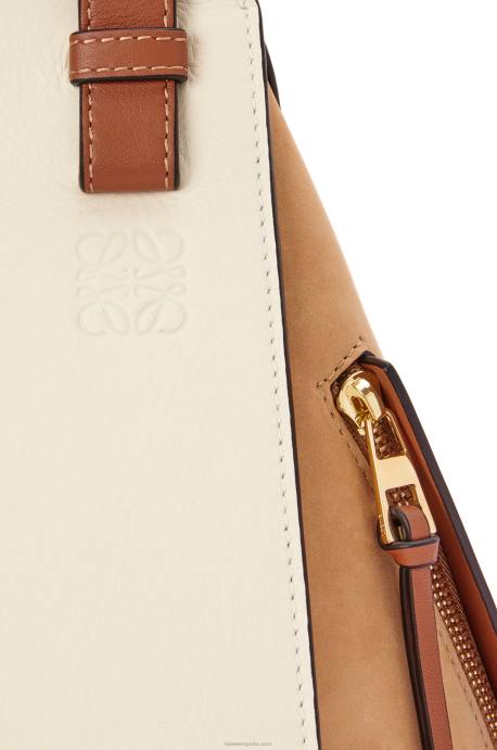 Loewe mujer bolso hamaca pequeño de piel de becerro clásica y ante LP64506 leche/desierto tibio