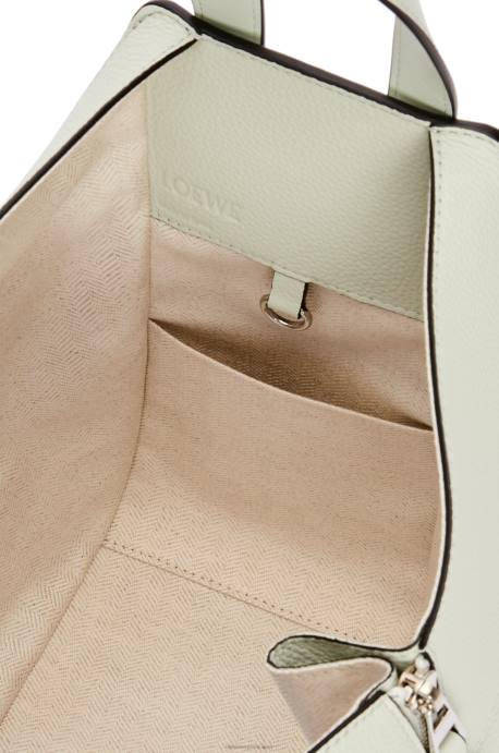 Loewe mujer bolso hamaca pequeño de suave piel de becerro graneada LP64370 celadón claro