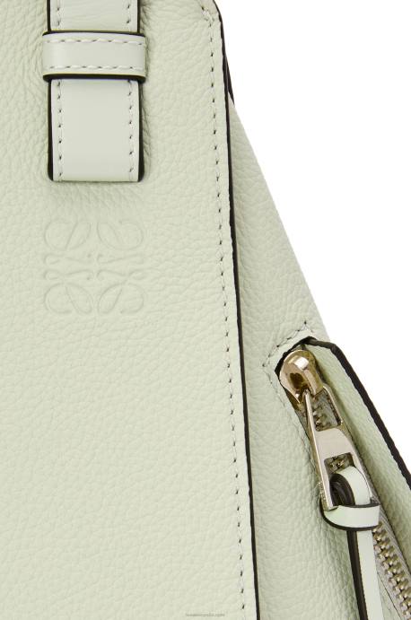Loewe mujer bolso hamaca pequeño de suave piel de becerro graneada LP64370 celadón claro