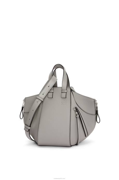 Loewe mujer bolso hamaca pequeño de suave piel de becerro graneada LP64434 Perla gris