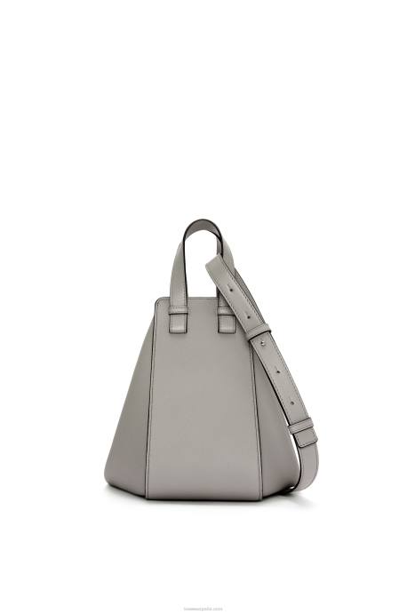 Loewe mujer bolso hamaca pequeño de suave piel de becerro graneada LP64434 Perla gris