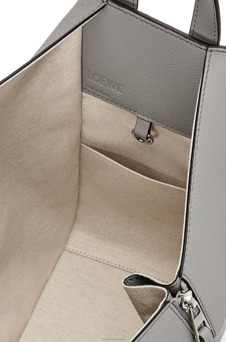 Loewe mujer bolso hamaca pequeño de suave piel de becerro graneada LP64434 Perla gris