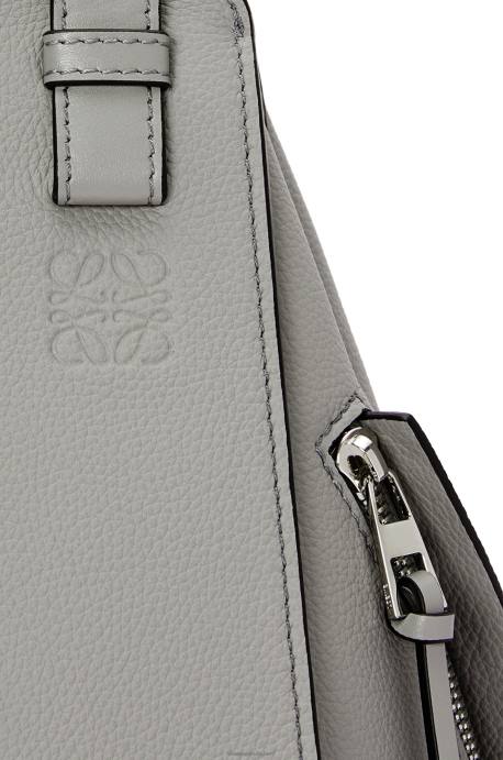 Loewe mujer bolso hamaca pequeño de suave piel de becerro graneada LP64434 Perla gris