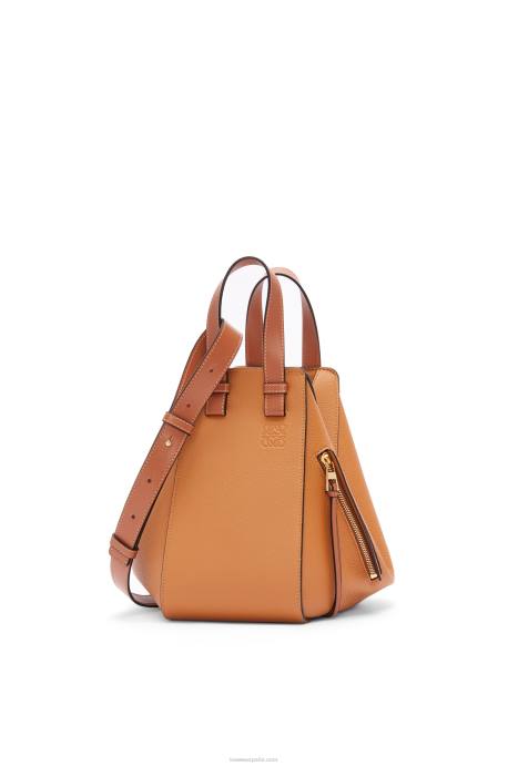 Loewe mujer bolso hamaca pequeño de suave piel de becerro graneada LP64439 caramelo ligero