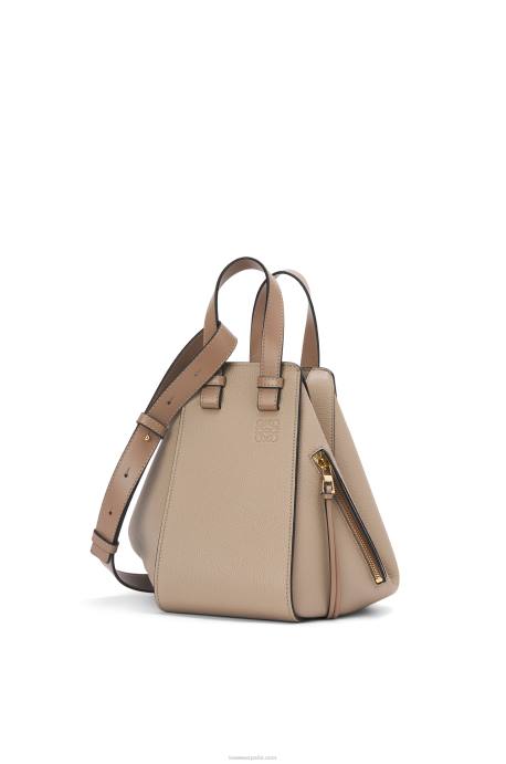 Loewe mujer bolso hamaca pequeño de suave piel de becerro graneada LP64477 arena