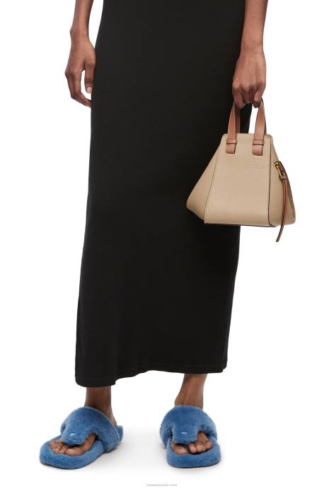 Loewe mujer bolso hamaca pequeño de suave piel de becerro graneada LP64477 arena