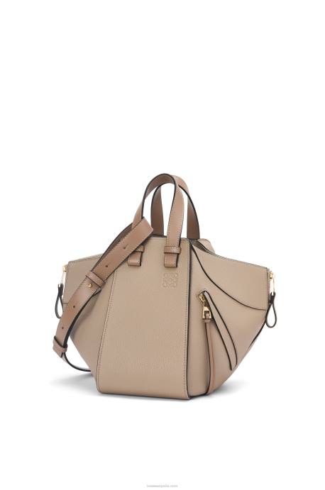 Loewe mujer bolso hamaca pequeño de suave piel de becerro graneada LP64477 arena