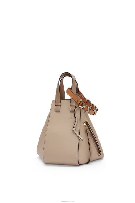 Loewe mujer bolso hamaca pequeño de suave piel de becerro graneada LP64477 arena