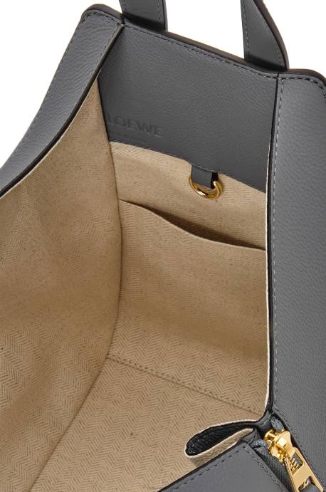 Loewe mujer bolso hamaca pequeño de suave piel de becerro graneada LP64502 gris asfalto