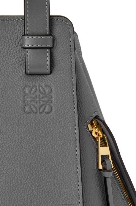 Loewe mujer bolso hamaca pequeño de suave piel de becerro graneada LP64502 gris asfalto