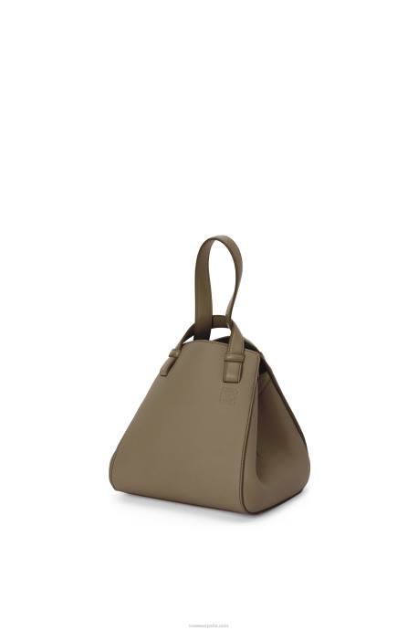 Loewe mujer bolso hammock nugget de suave piel de becerro granulada LP64500 verde laurel