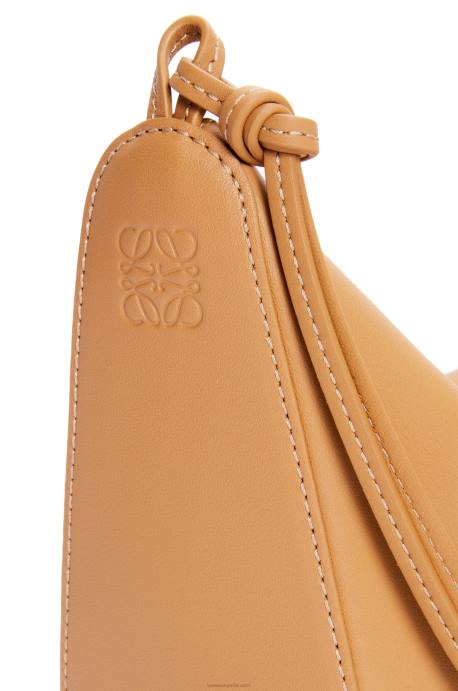 Loewe mujer bolso hobo mini hammock de piel de becerro clásica LP64323 cálido desierto