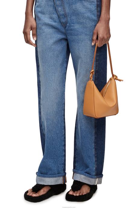 Loewe mujer bolso hobo mini hammock de piel de becerro clásica LP64323 cálido desierto