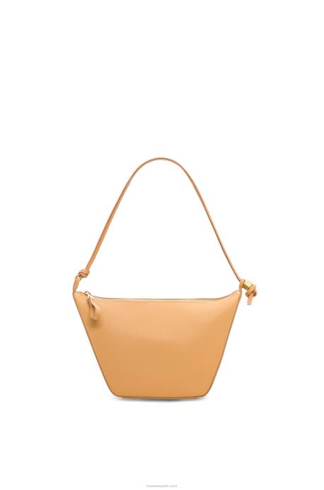 Loewe mujer bolso hobo mini hammock de piel de becerro clásica LP64323 cálido desierto