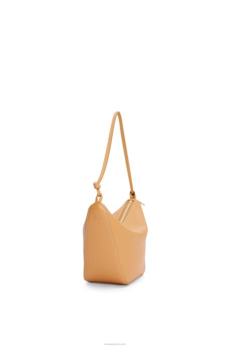Loewe mujer bolso hobo mini hammock de piel de becerro clásica LP64323 cálido desierto
