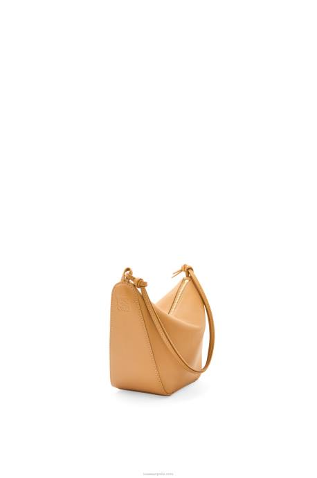 Loewe mujer bolso hobo mini hammock de piel de becerro clásica LP64323 cálido desierto