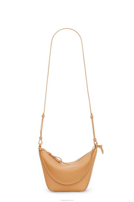 Loewe mujer bolso hobo mini hammock de piel de becerro clásica LP64323 cálido desierto