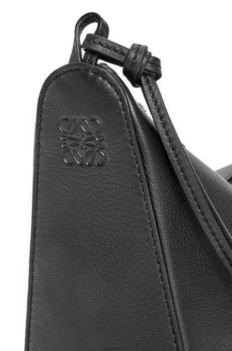 Loewe mujer bolso hobo mini hammock de piel de becerro clásica LP64329 negro