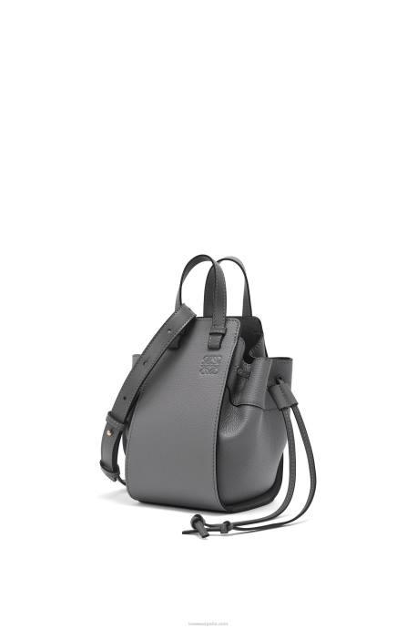 Loewe mujer mini hamaca con cordón de suave piel de becerro granulada LP64252 gris asfalto