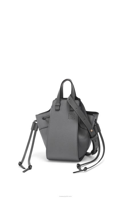 Loewe mujer mini hamaca con cordón de suave piel de becerro granulada LP64252 gris asfalto