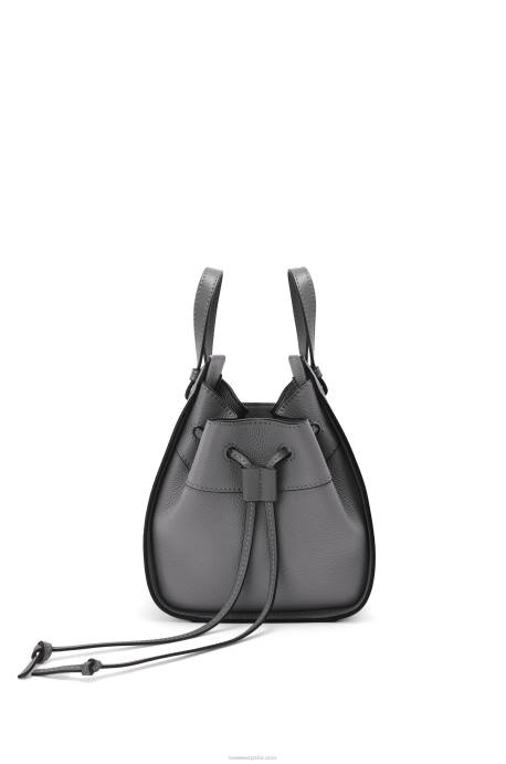 Loewe mujer mini hamaca con cordón de suave piel de becerro granulada LP64252 gris asfalto