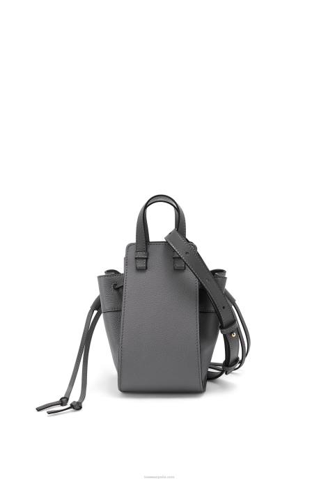 Loewe mujer mini hamaca con cordón de suave piel de becerro granulada LP64252 gris asfalto
