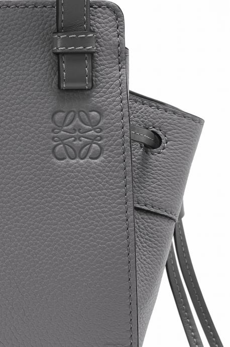 Loewe mujer mini hamaca con cordón de suave piel de becerro granulada LP64252 gris asfalto