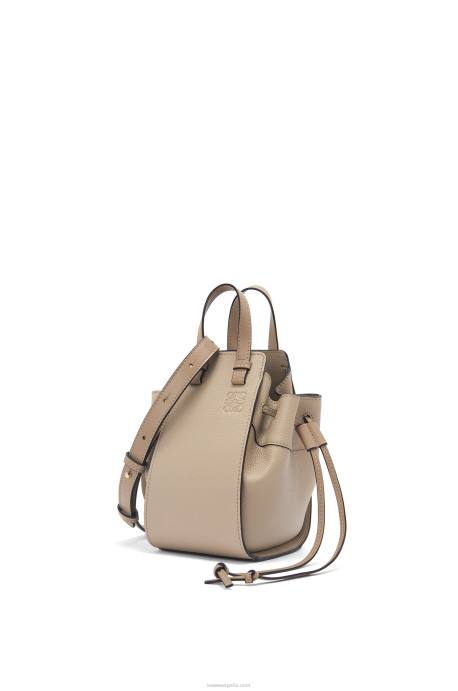 Loewe mujer mini hamaca con cordón de suave piel de becerro granulada LP64289 arena
