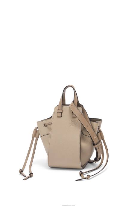 Loewe mujer mini hamaca con cordón de suave piel de becerro granulada LP64289 arena