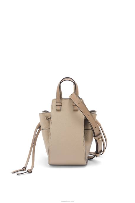 Loewe mujer mini hamaca con cordón de suave piel de becerro granulada LP64289 arena