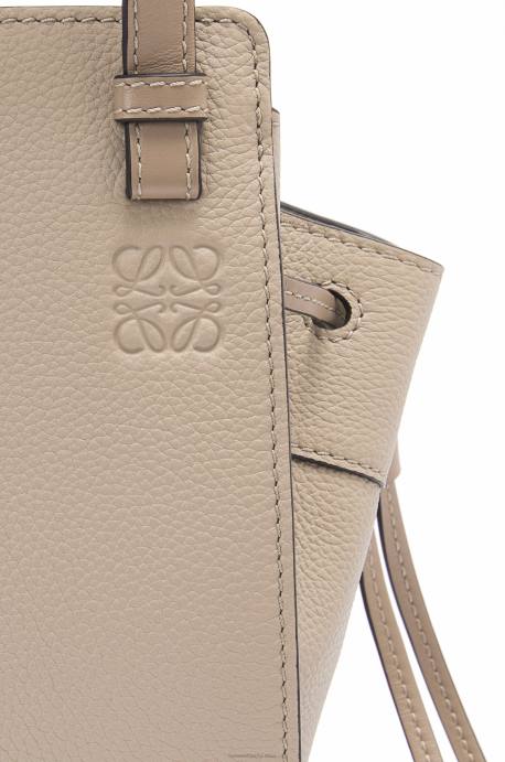 Loewe mujer mini hamaca con cordón de suave piel de becerro granulada LP64289 arena