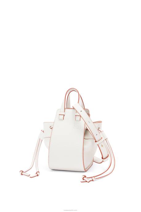 Loewe mujer mini hamaca con cordón de suave piel de becerro granulada LP64313 blanco suave